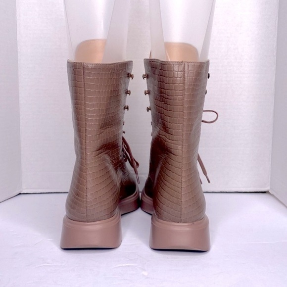 STUART WEITZMAN MCKENZEE Croc Embossed Leather Ankle Boots Size 7.5 - Picture 2 of 5